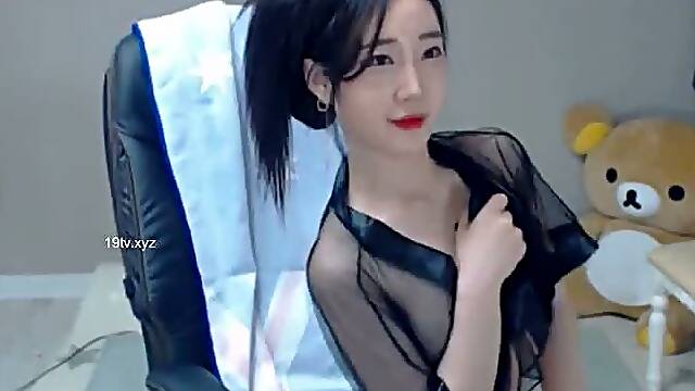 Sensual Korean camgirl shows her body