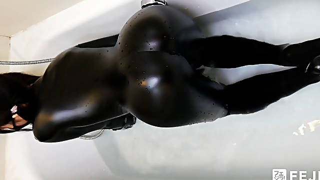Fejira com &ndash; Girl cleaned the house and went to take a bath