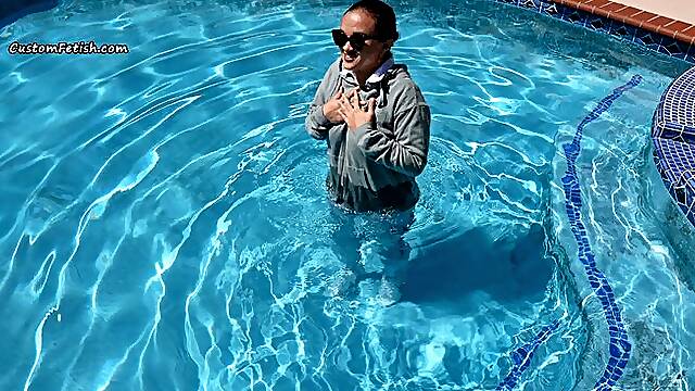 Roxy Wets Clothes in the Pool HD (1920x1080)