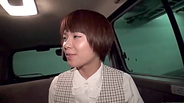 Japanese MILF amateur seduced into sucking dick in a car
