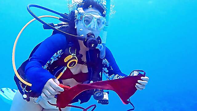 Bikini babe loses her red swimsuit underwater and ends up in steamy SCUBA hookup!