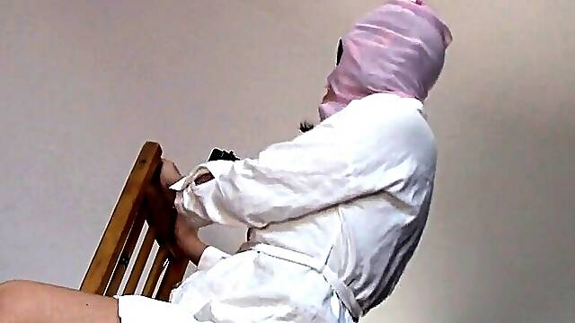 First-timer-Ehefrau hat Spaß daran, Kleider anzuprobieren und abzuschneiden. Amateur-Ehefrau tanzt nackt