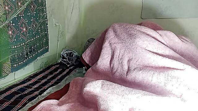 I started fucking my aunty lying alone in the room